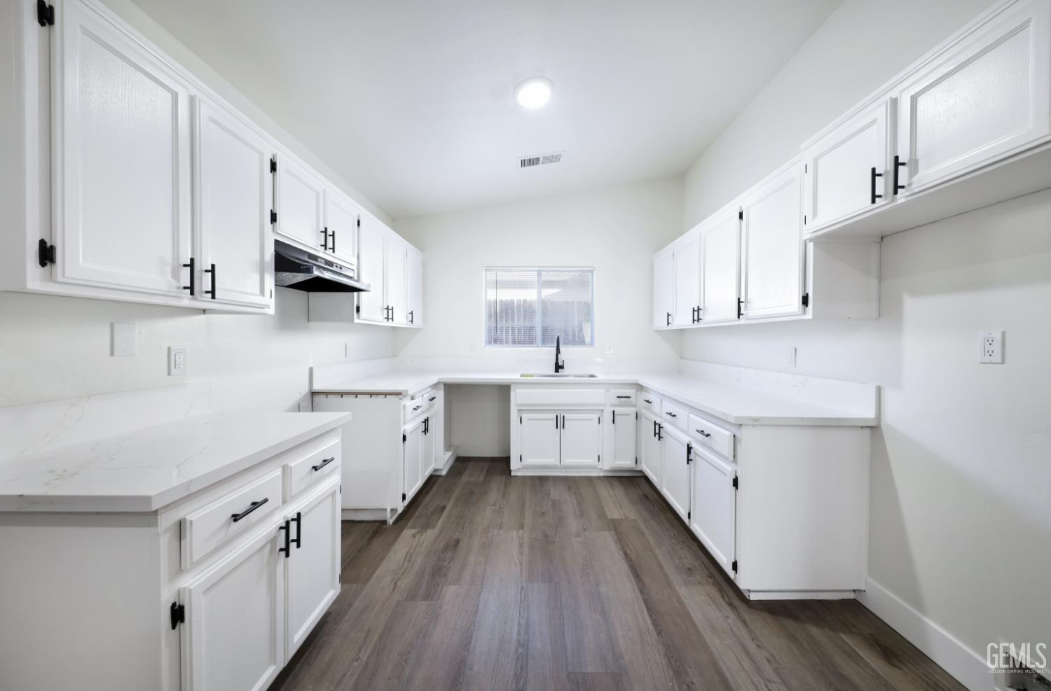 Single Family Residence in Bakersfield, photo 5 of 24