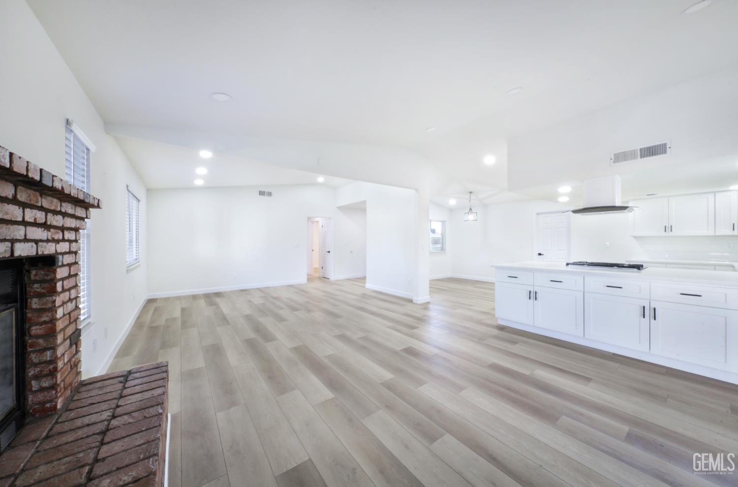 Single Family Residence in Bakersfield, photo 5 of 30