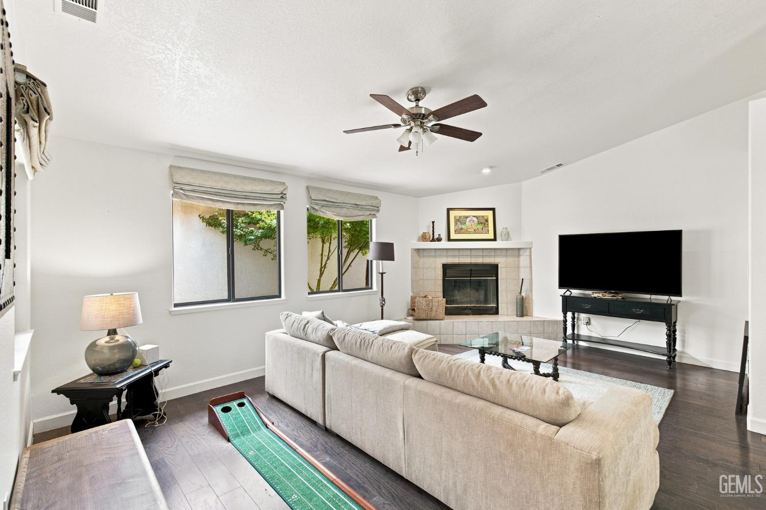 Single Family Residence in Bakersfield, photo 4 of 33