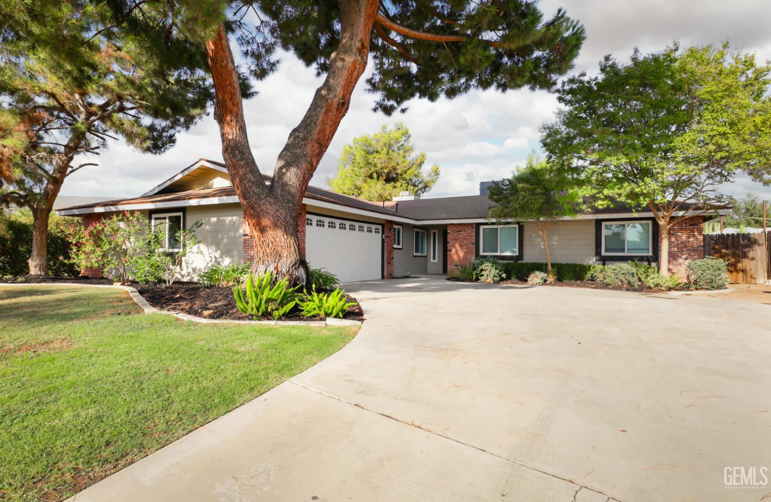 Single Family Residence in Bakersfield, photo 2 of 30