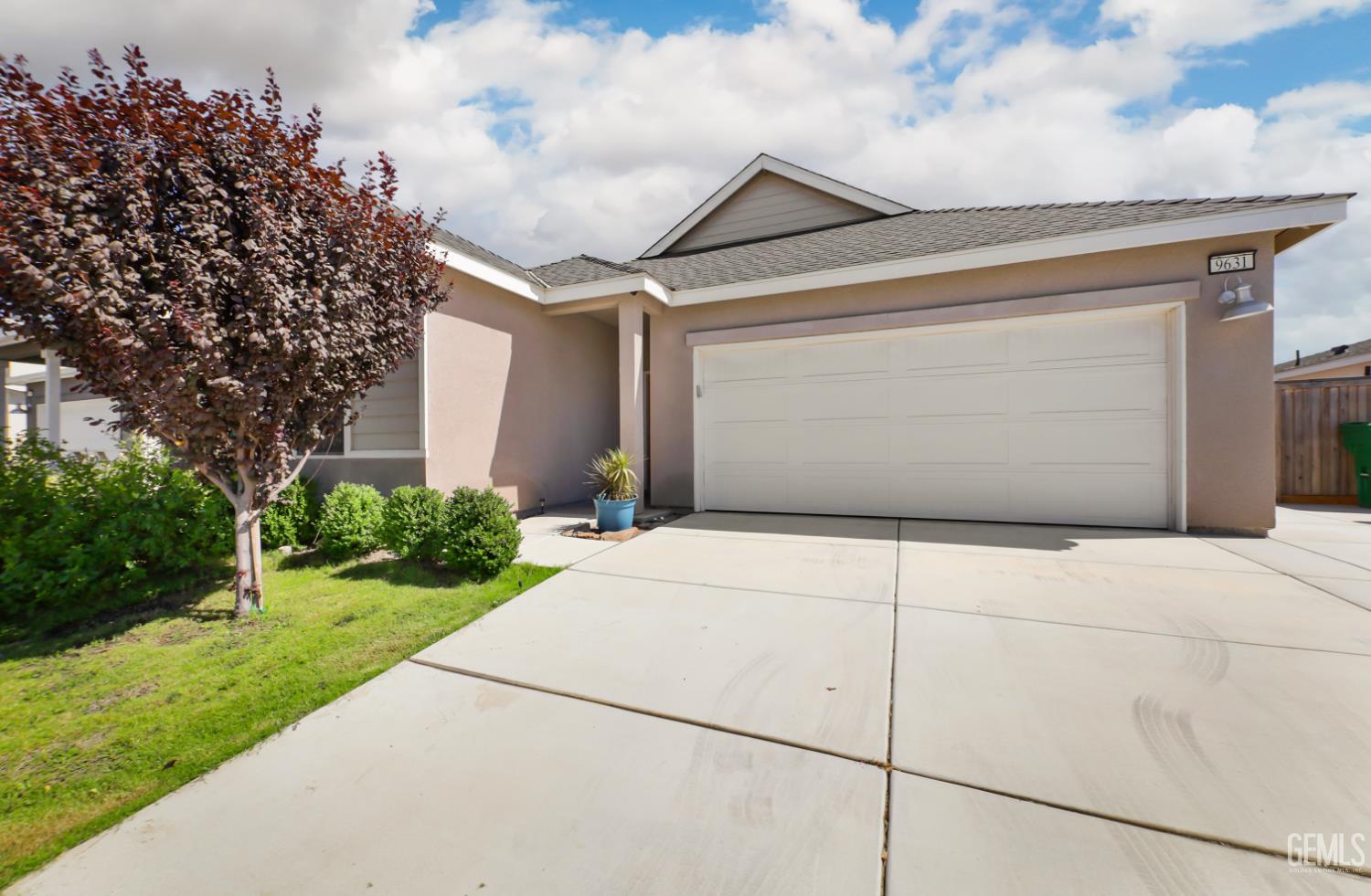 Single Family Residence in Shafter, photo 4 of 27