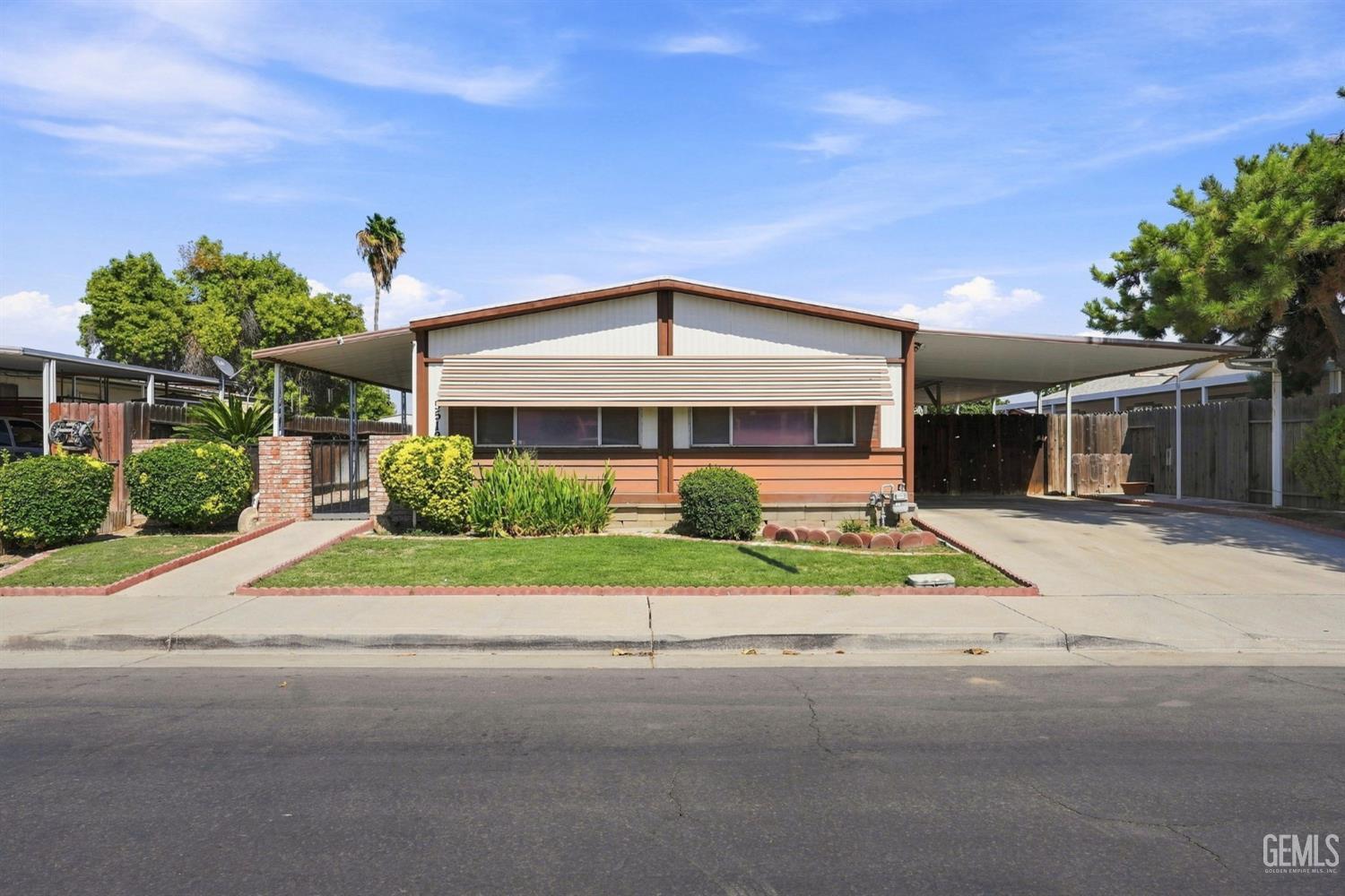 Manufactured Home in Bakersfield, photo 4 of 26