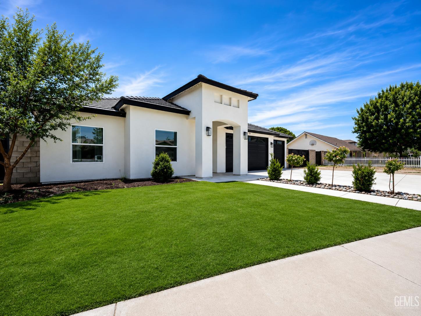 Single Family Residence in Bakersfield, photo 2 of 46