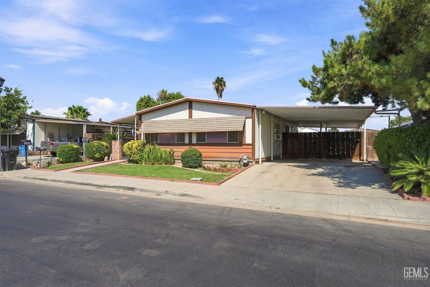 Manufactured Home in Bakersfield, photo 3 of 26