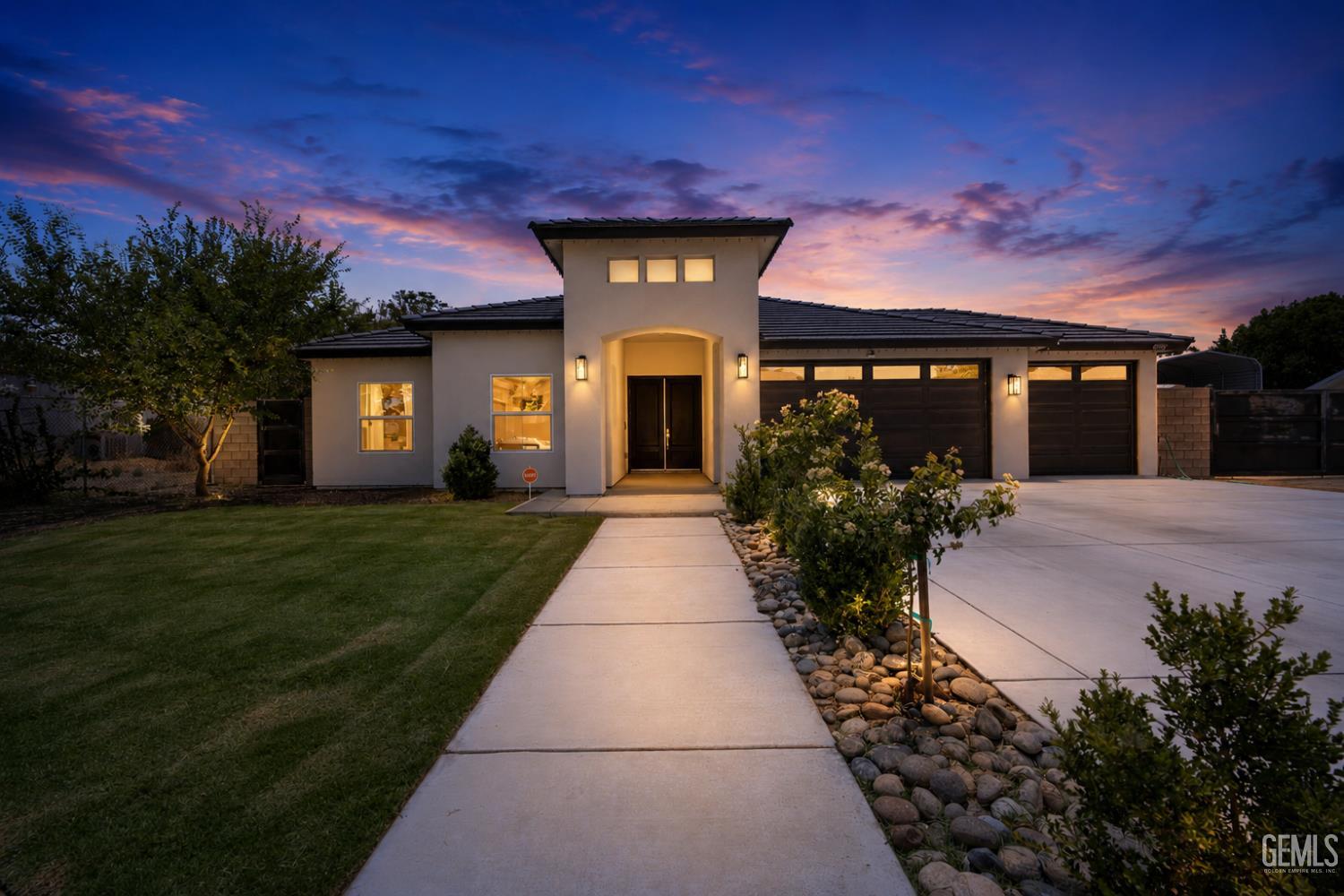 Single Family Residence in Bakersfield, photo 3 of 46