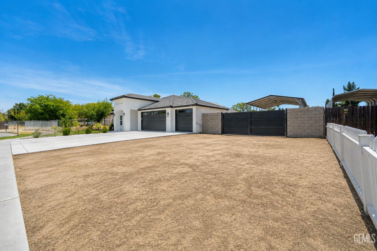 Single Family Residence in Bakersfield, photo 4 of 46
