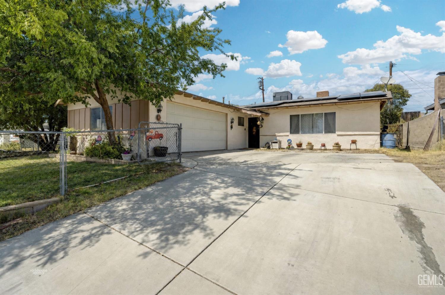 Single Family Residence in Bakersfield, photo 2 of 25