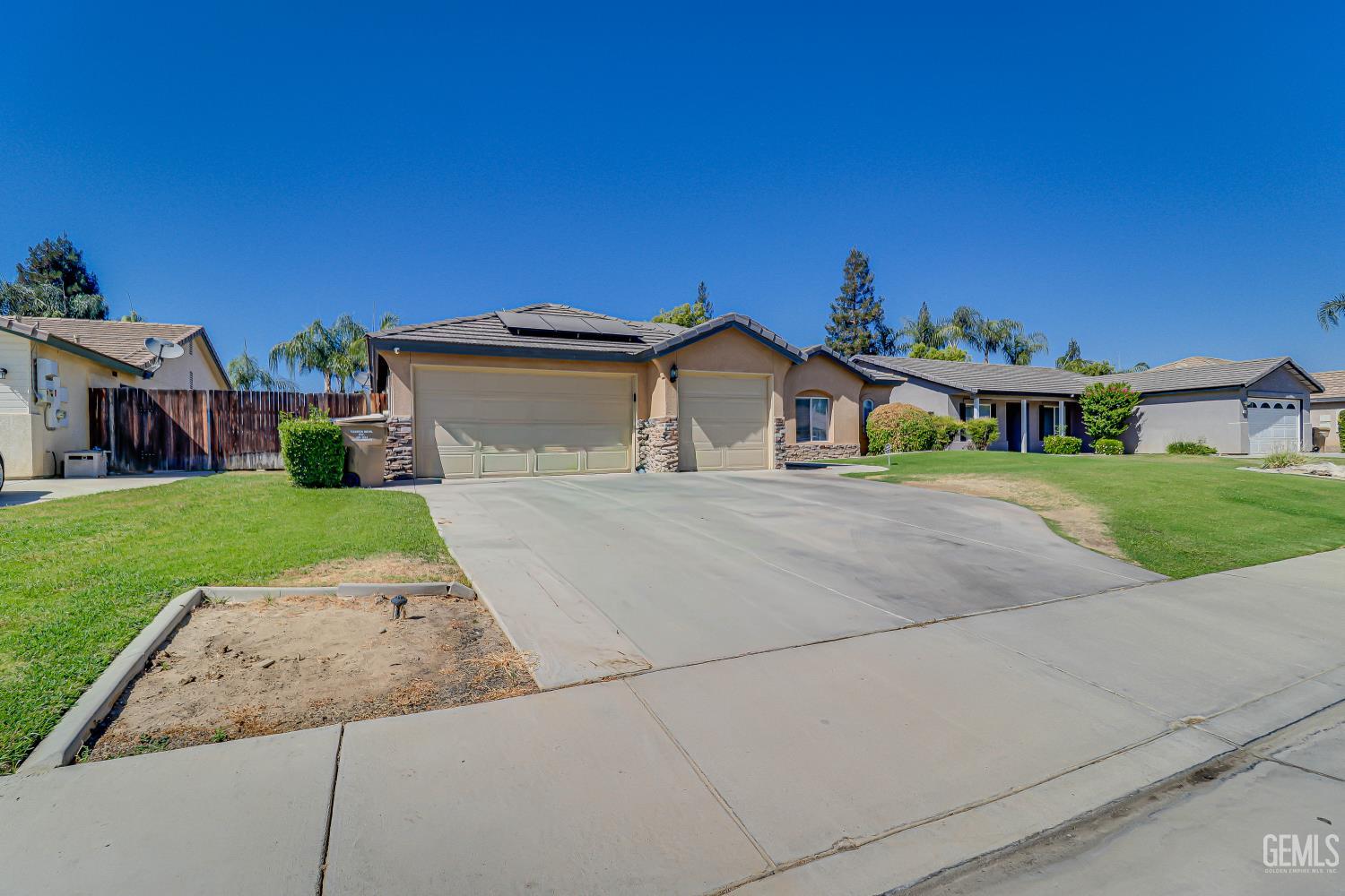 Single Family Residence in Bakersfield, photo 3 of 31