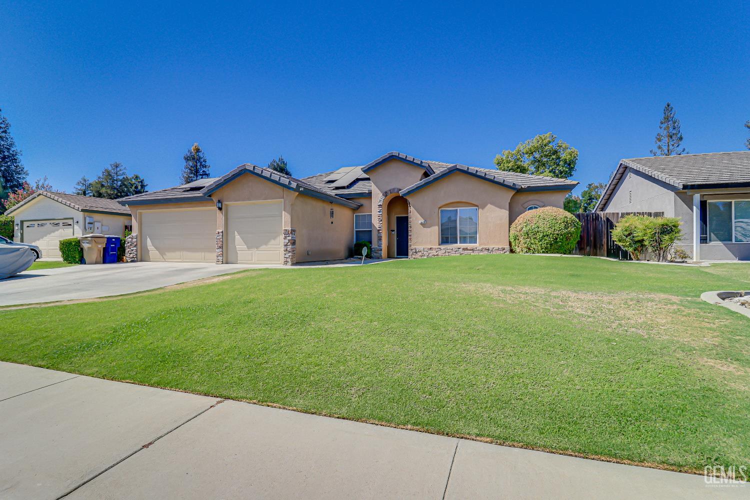 Single Family Residence in Bakersfield, photo 2 of 31