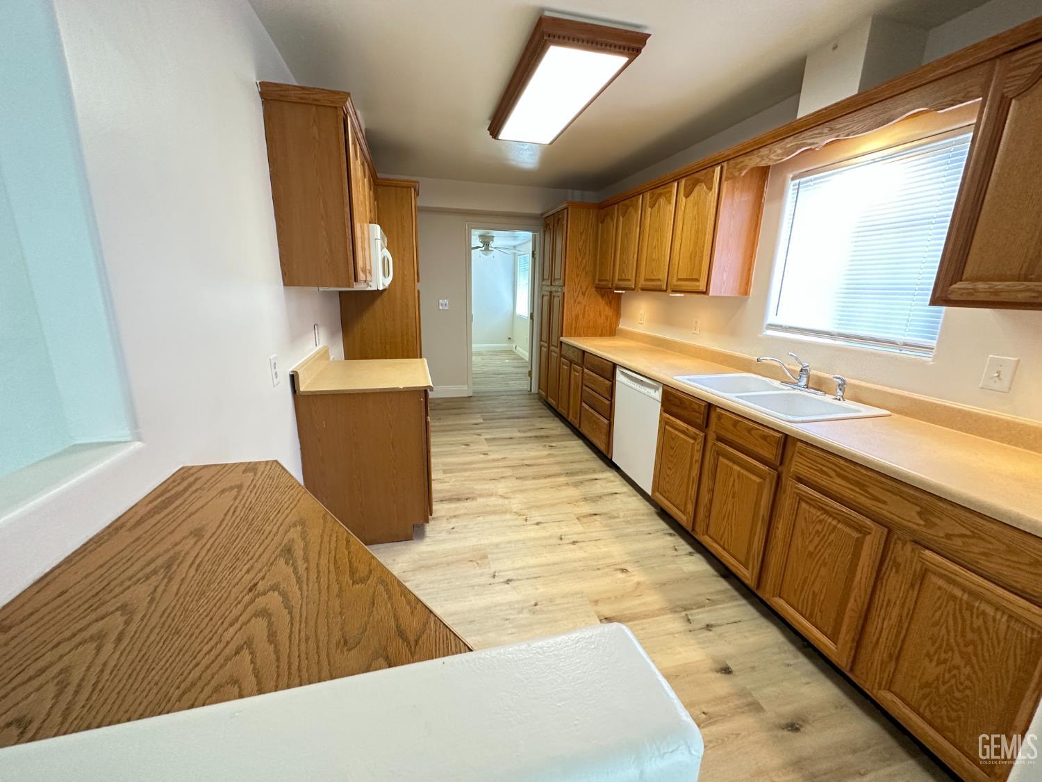 Single Family Residence in Bakersfield, photo 2 of 22