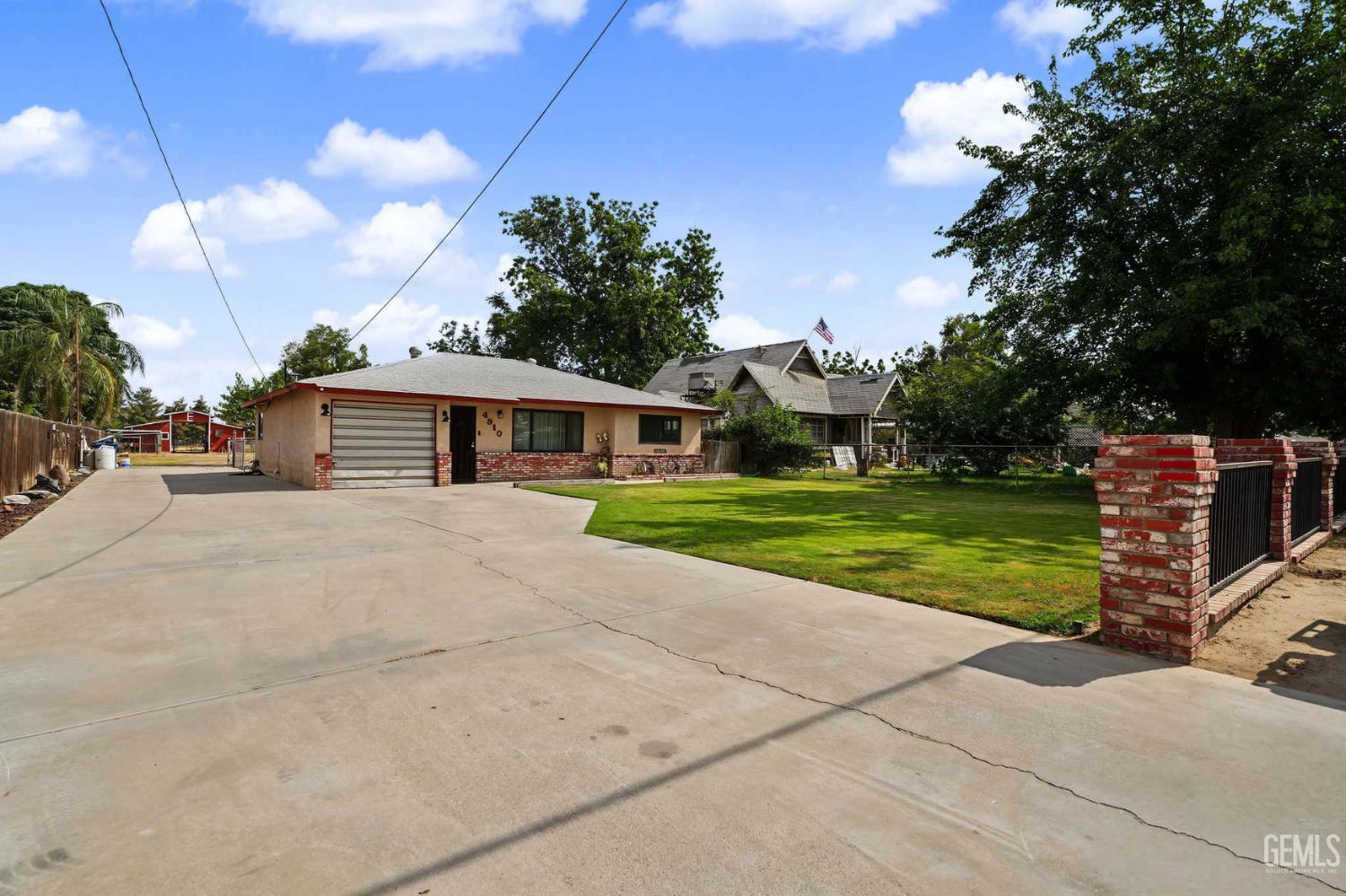 Single Family Residence in Bakersfield, photo 2 of 26