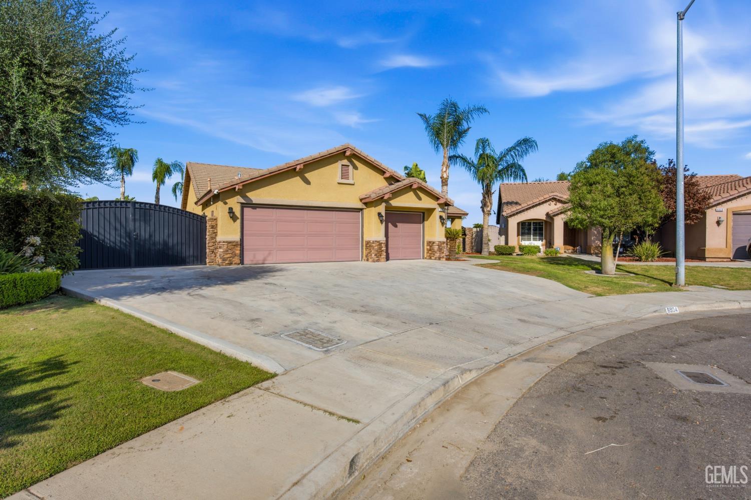 Single Family Residence in Bakersfield, photo 2 of 53