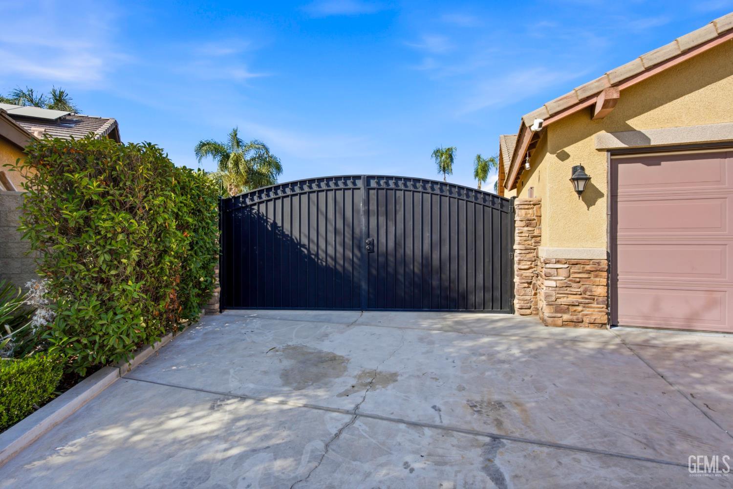 Single Family Residence in Bakersfield, photo 3 of 53