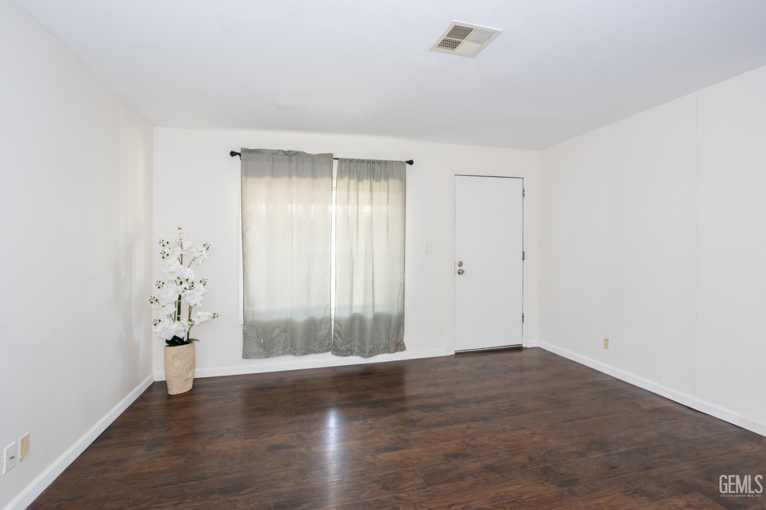 Manufactured Home in Bakersfield, photo 4 of 25