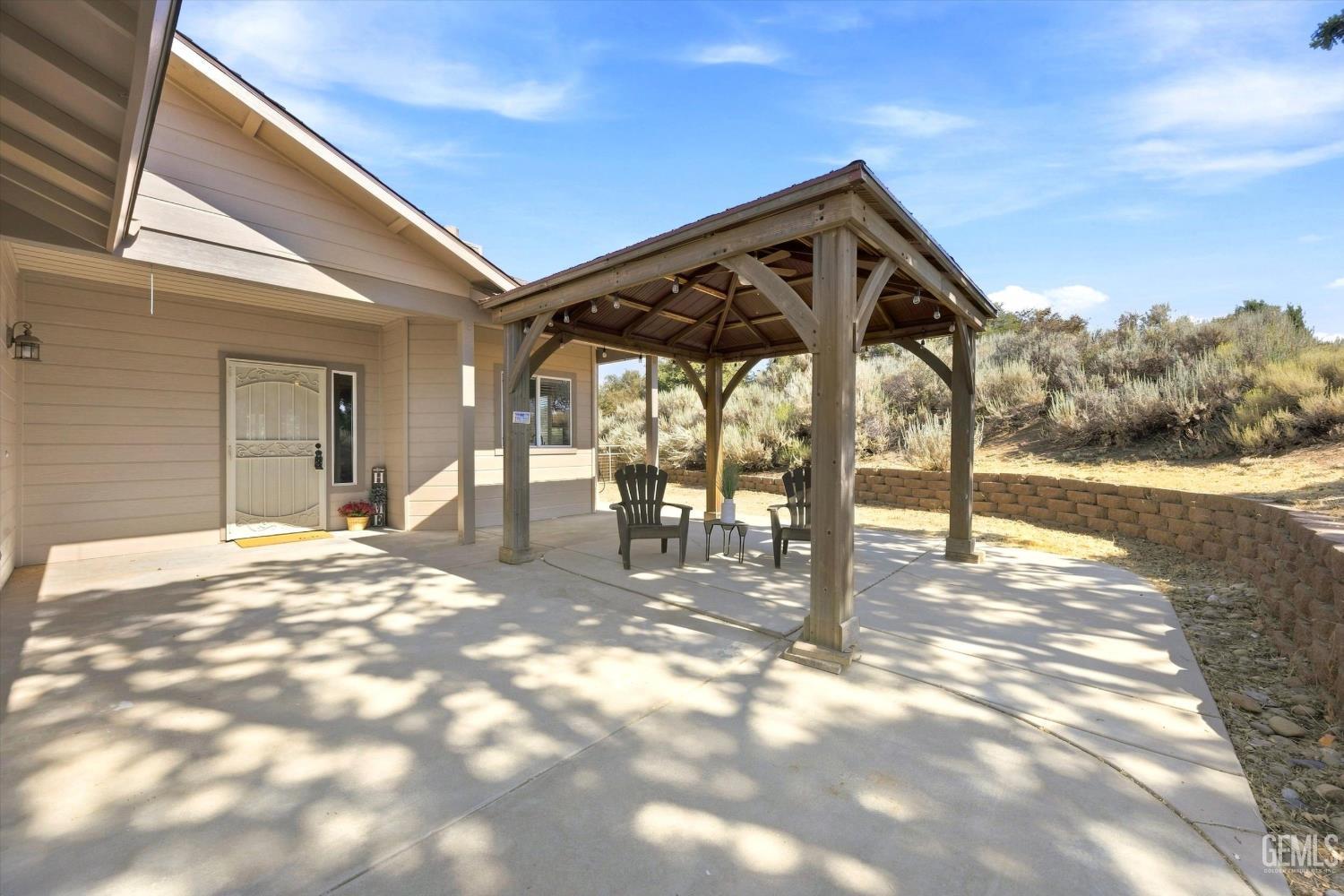 Single Family Residence in Tehachapi, photo 4 of 46