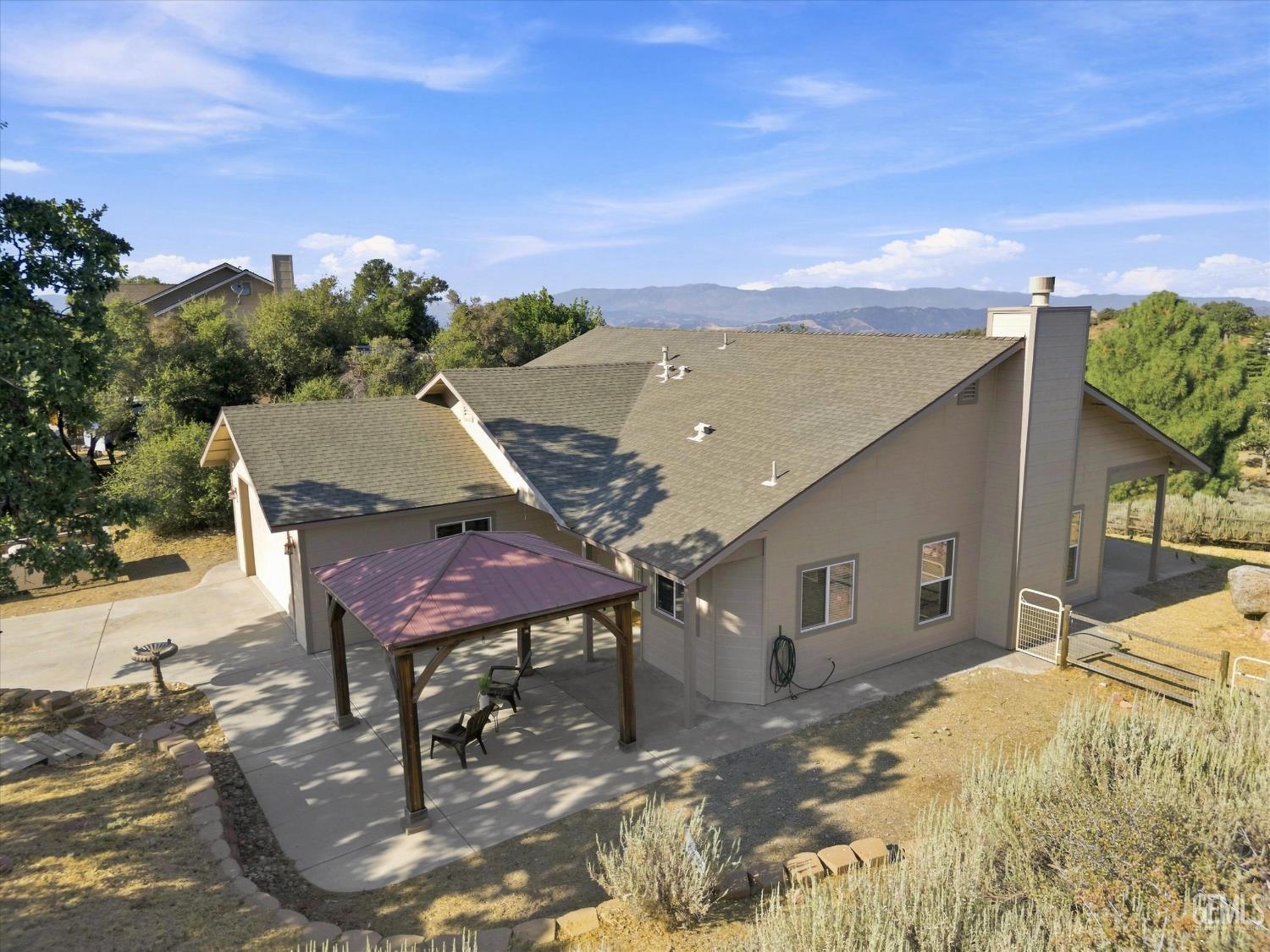 Single Family Residence in Tehachapi, photo 5 of 46