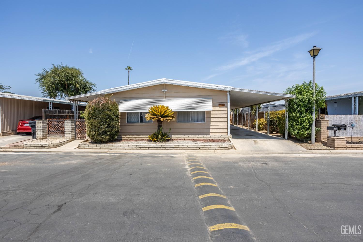 Manufactured Home in Bakersfield, photo 2 of 25