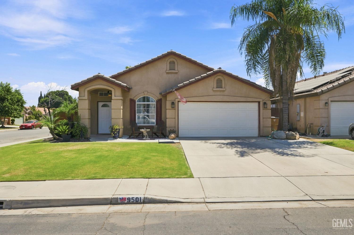 Single Family Residence in Bakersfield, photo 4 of 47