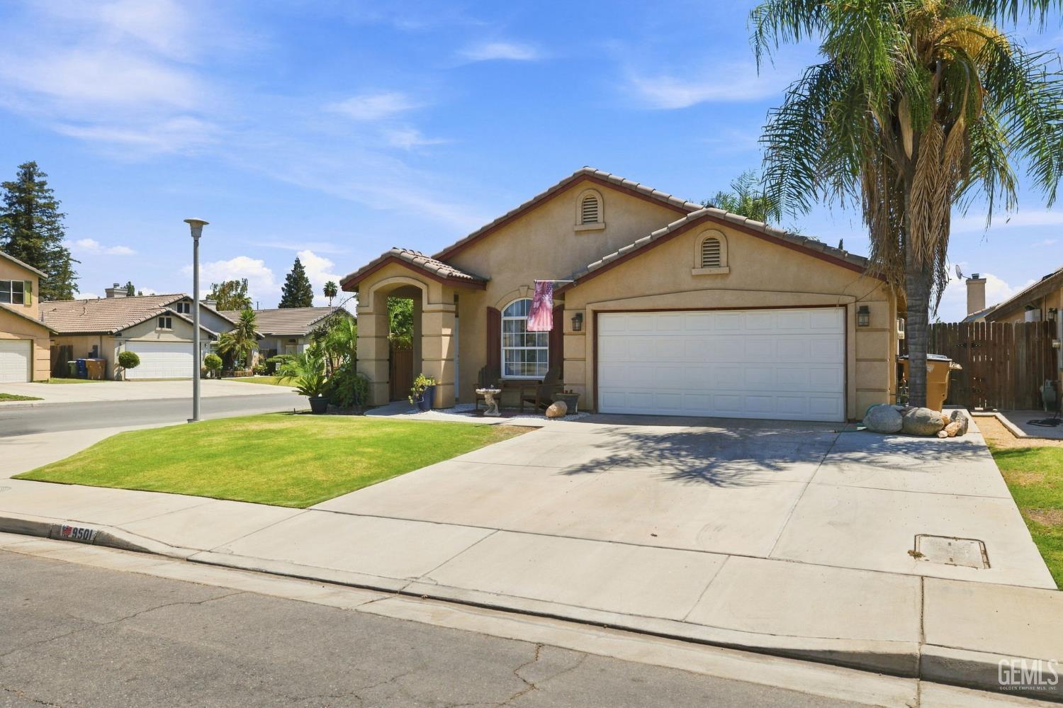 Single Family Residence in Bakersfield, photo 5 of 47