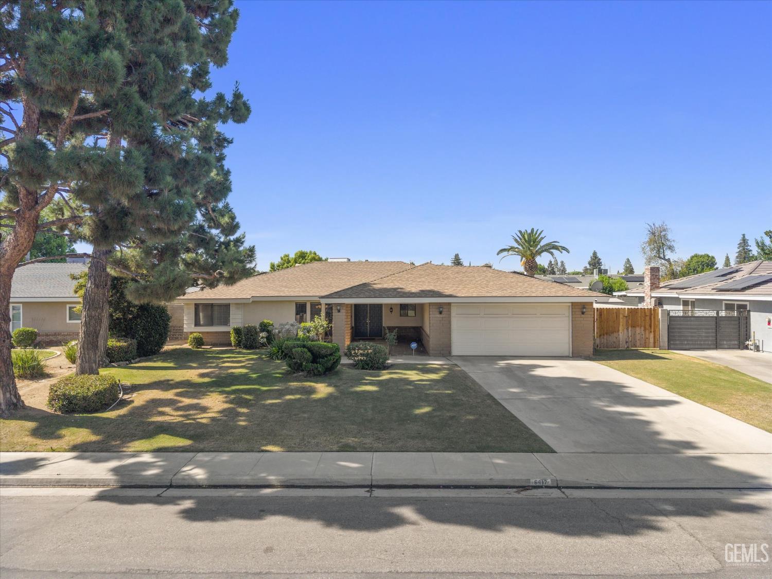 Single Family Residence in Bakersfield, photo 4 of 46