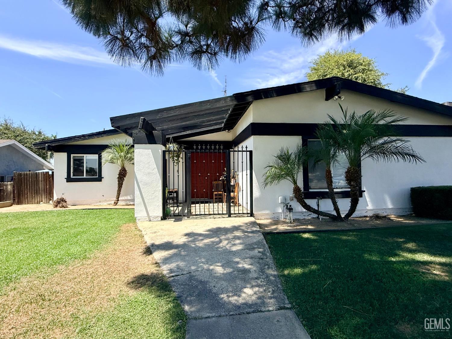 Single Family Residence in Bakersfield, photo 2 of 36