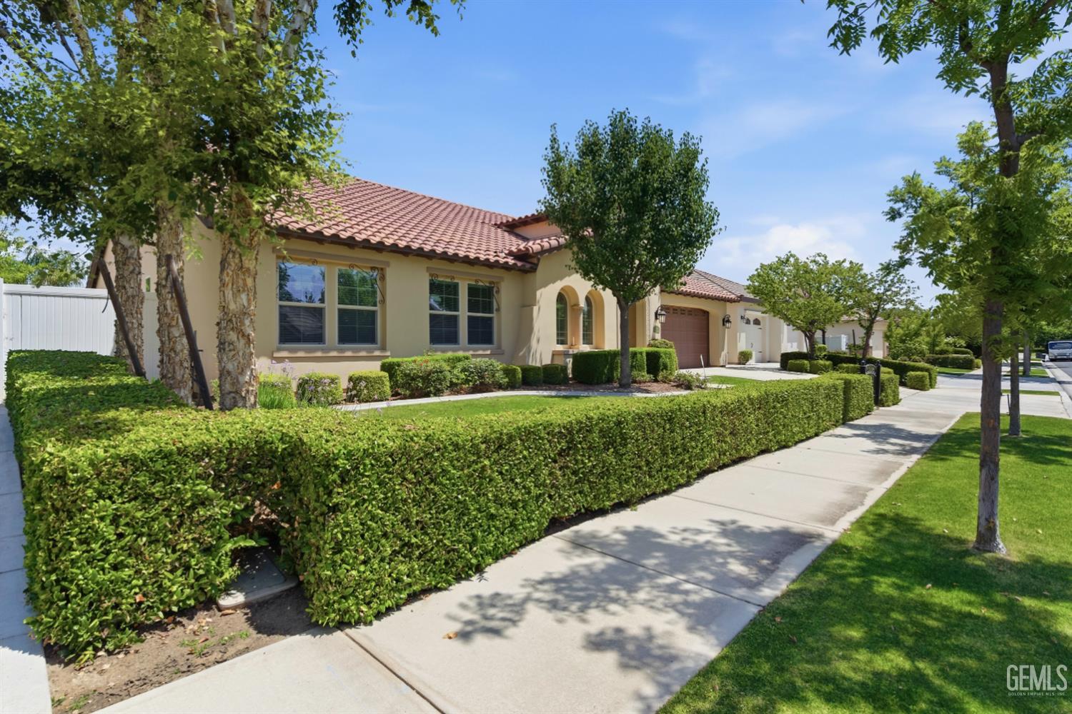 Single Family Residence in Bakersfield, photo 4 of 52