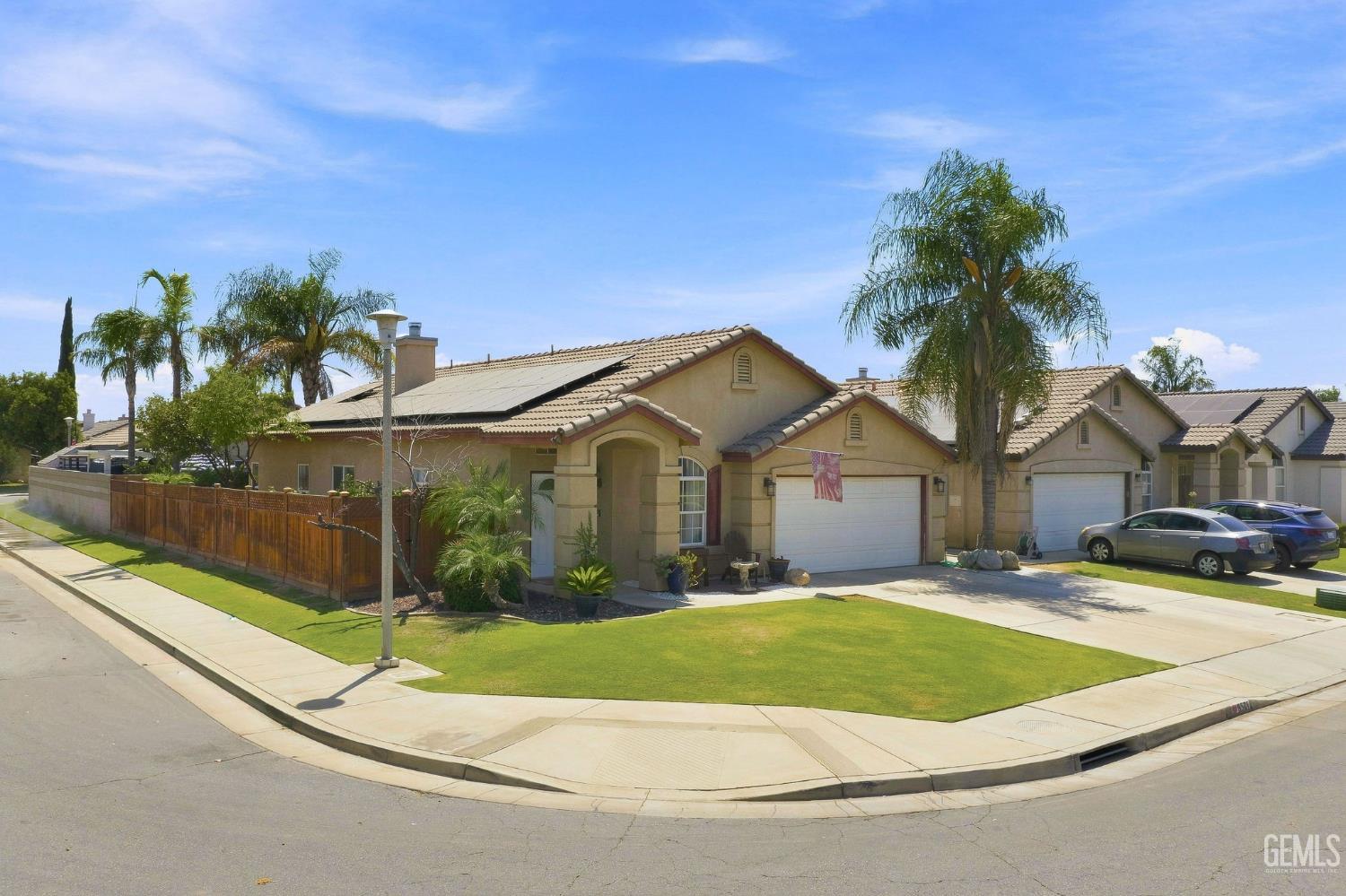 Single Family Residence in Bakersfield, photo 2 of 47