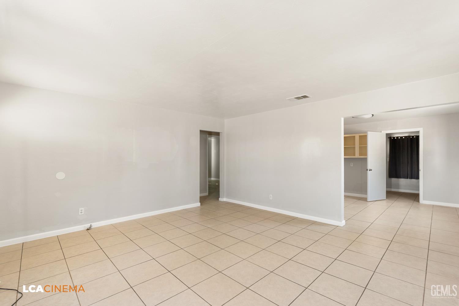 Single Family Residence in Bakersfield, photo 4 of 19