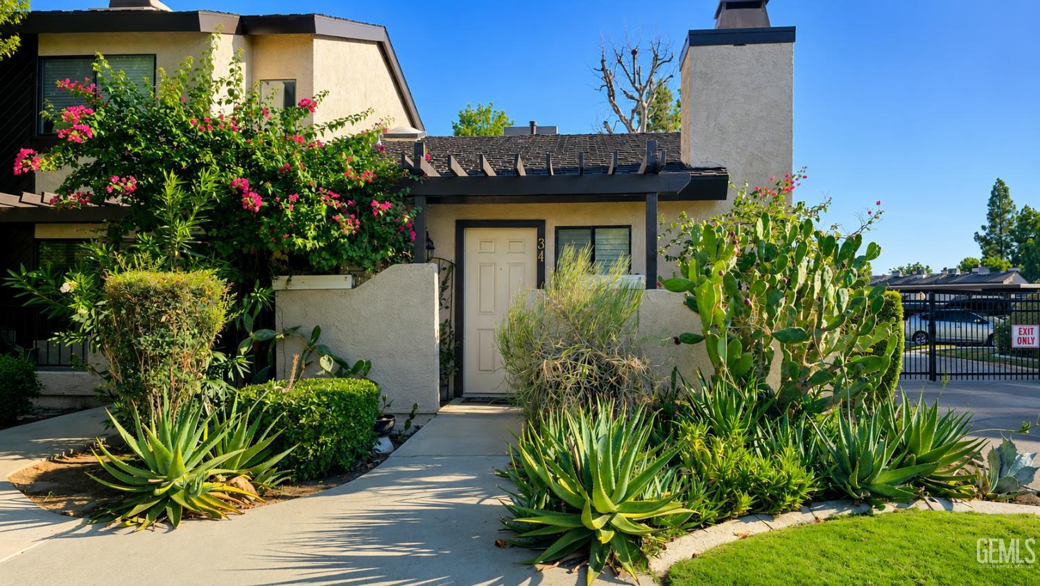 Condominium in Bakersfield, photo 2 of 19