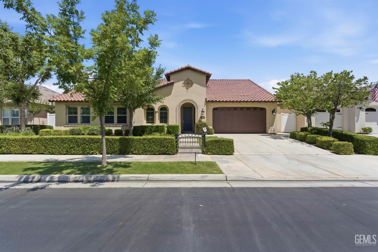Single Family Residence in Bakersfield, photo 2 of 52
