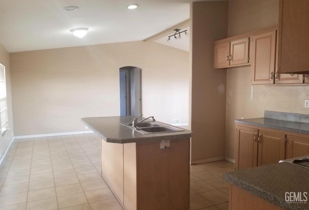 Manufactured Home in Bakersfield, photo 2 of 6
