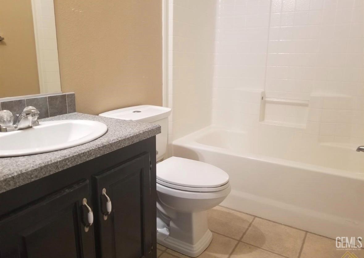 Manufactured Home in Bakersfield, photo 5 of 6