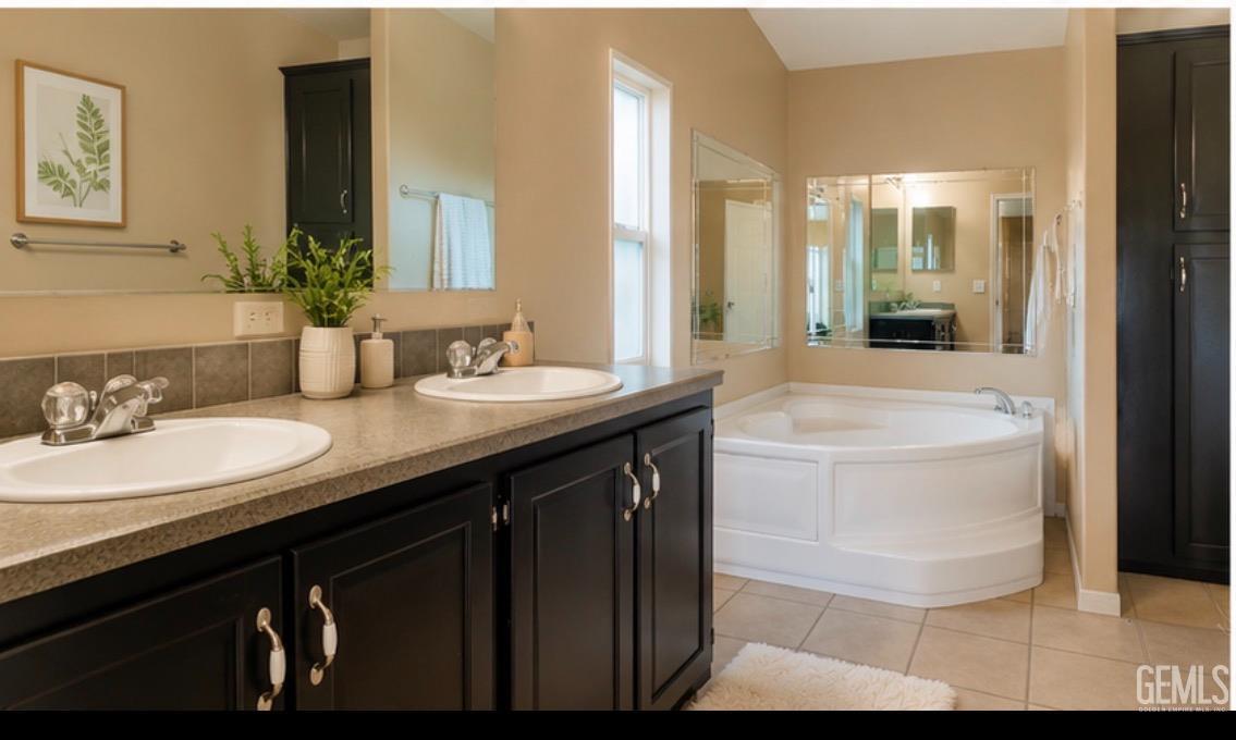 Manufactured Home in Bakersfield, photo 3 of 6