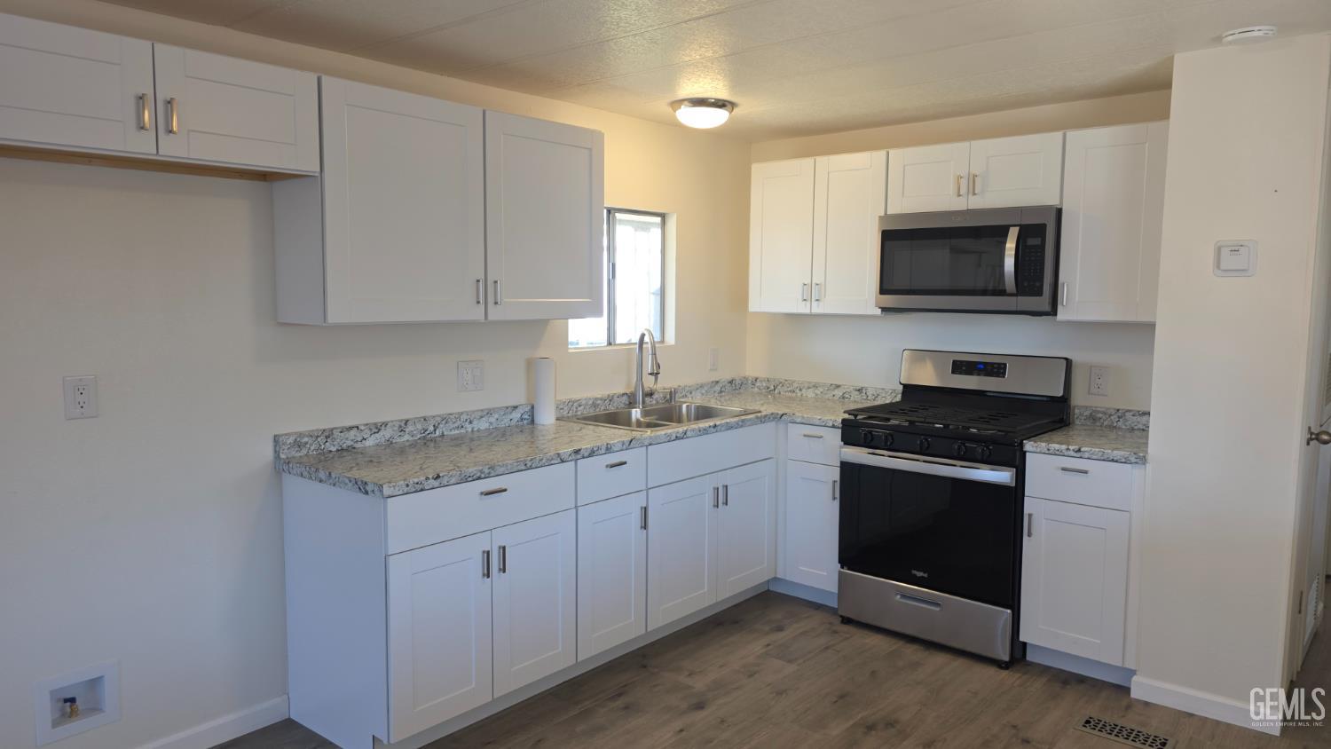 Mobile Home in Bakersfield, photo 5 of 12
