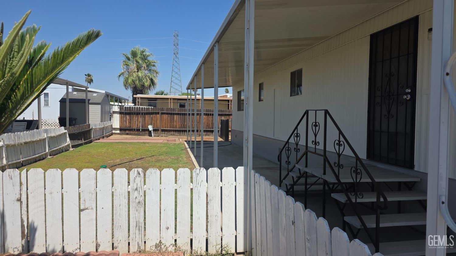 Mobile Home in Bakersfield, photo 3 of 12