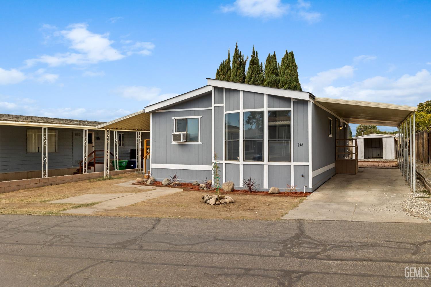 Manufactured Home in Bakersfield, photo 3 of 40