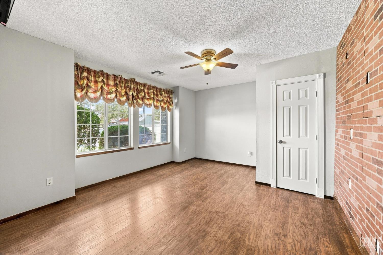Single Family Residence in Tehachapi, photo 5 of 40