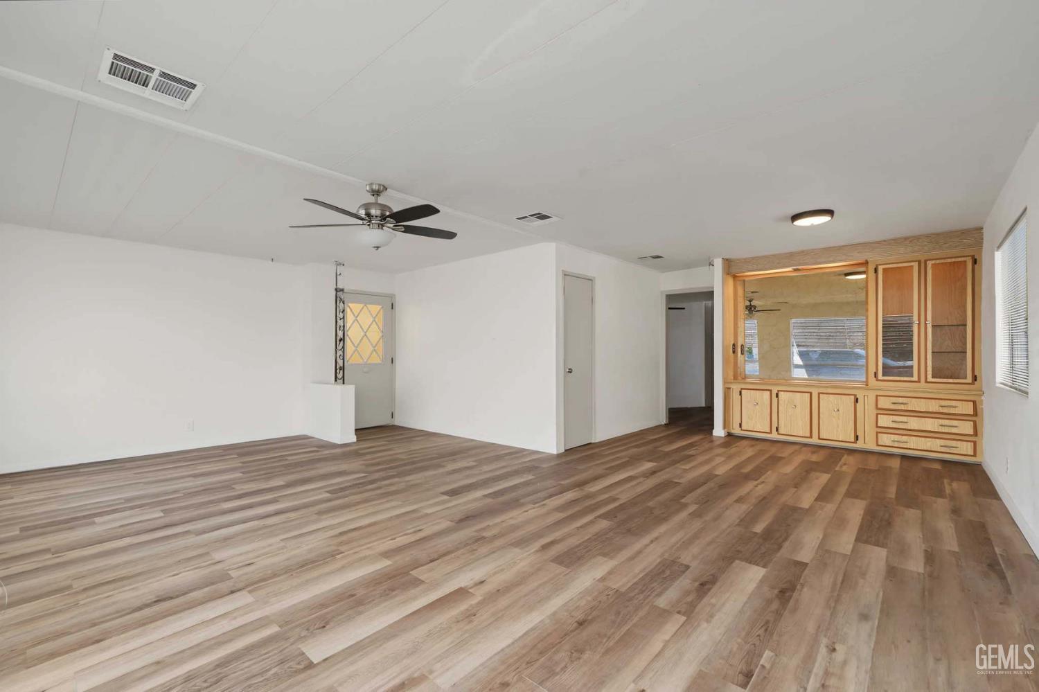 Mobile Home in Bakersfield, photo 5 of 21