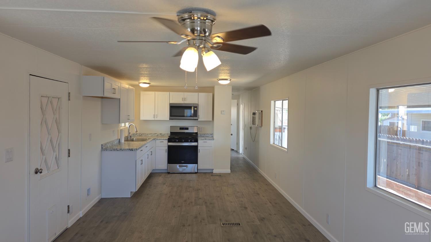 Mobile Home in Bakersfield, photo 4 of 12