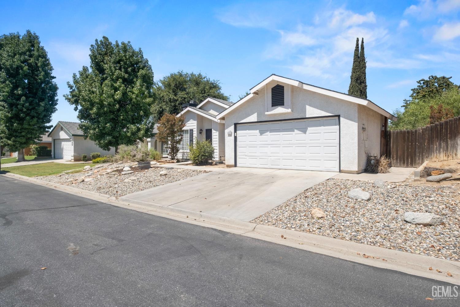 Single Family Residence in Bakersfield, photo 2 of 22