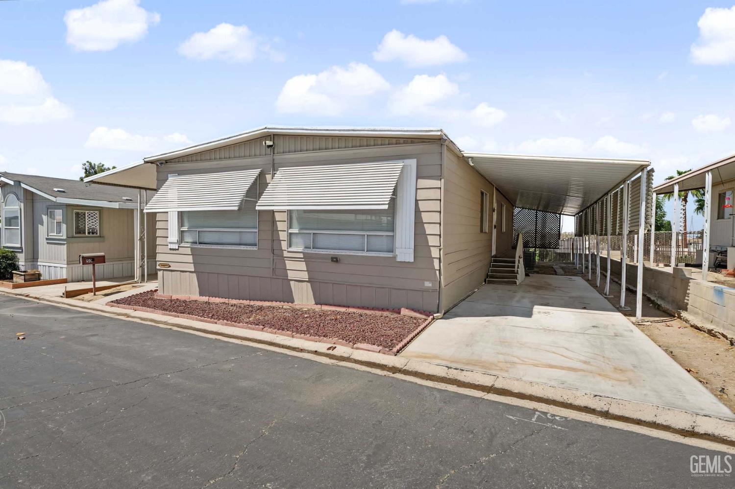 Mobile Home in Bakersfield, photo 2 of 21