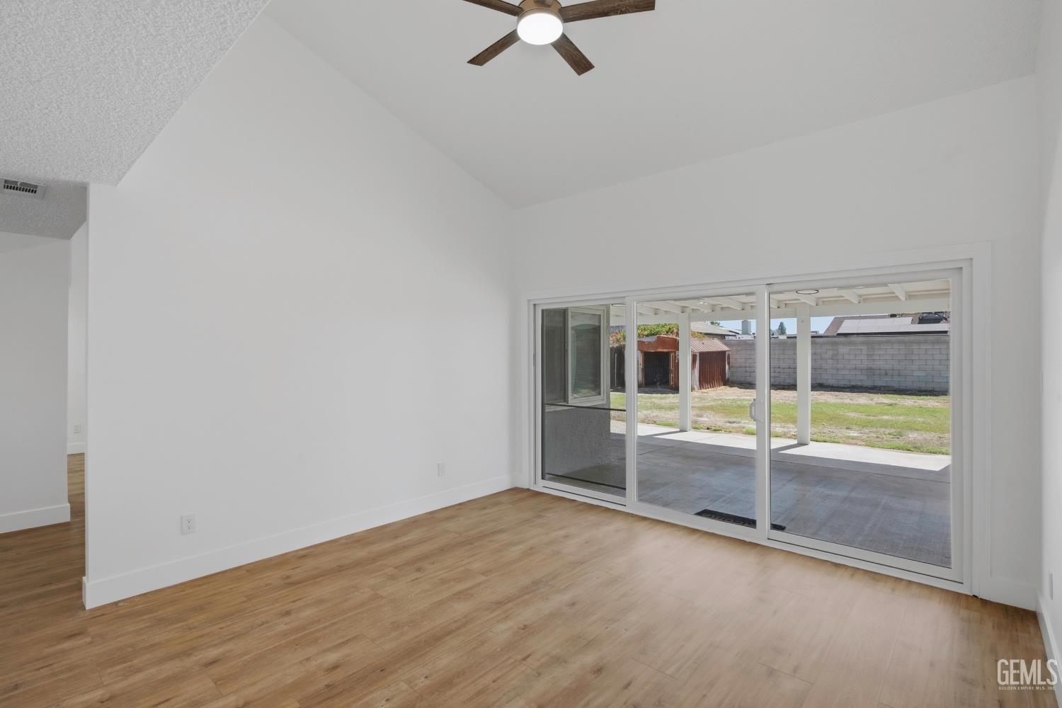Single Family Residence in Bakersfield, photo 3 of 32
