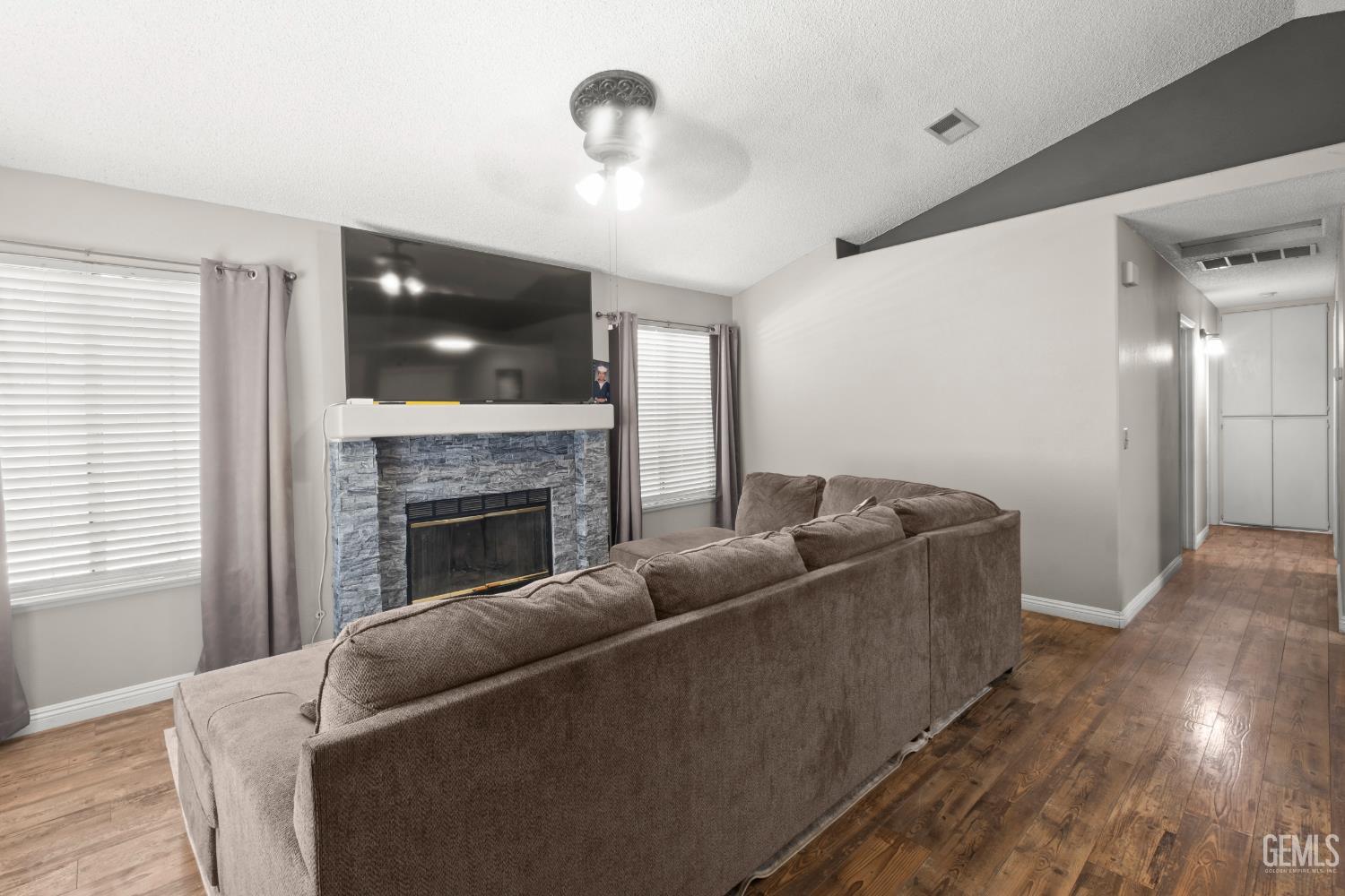 Single Family Residence in Bakersfield, photo 4 of 22