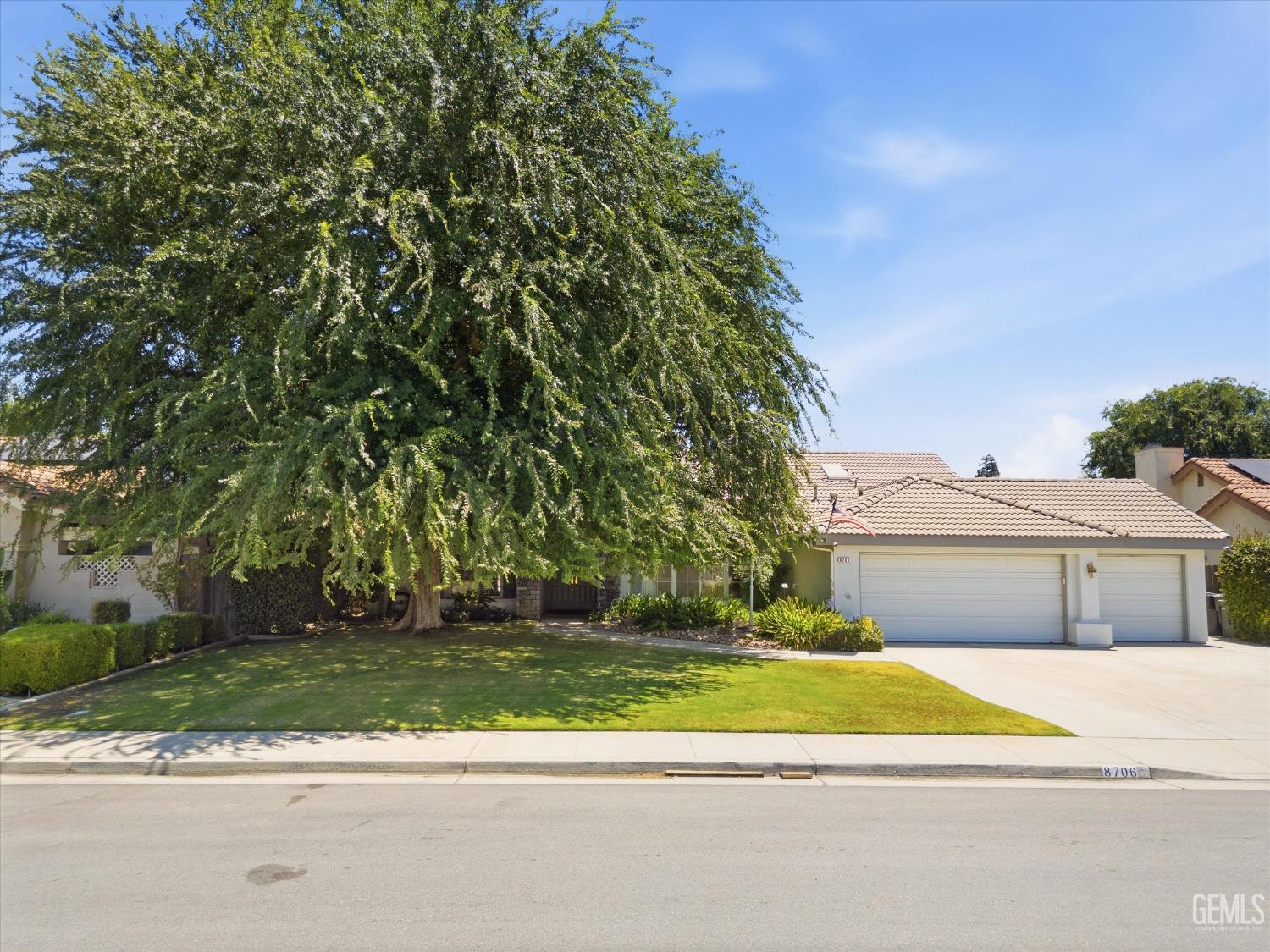 Single Family Residence in Bakersfield, photo 2 of 61