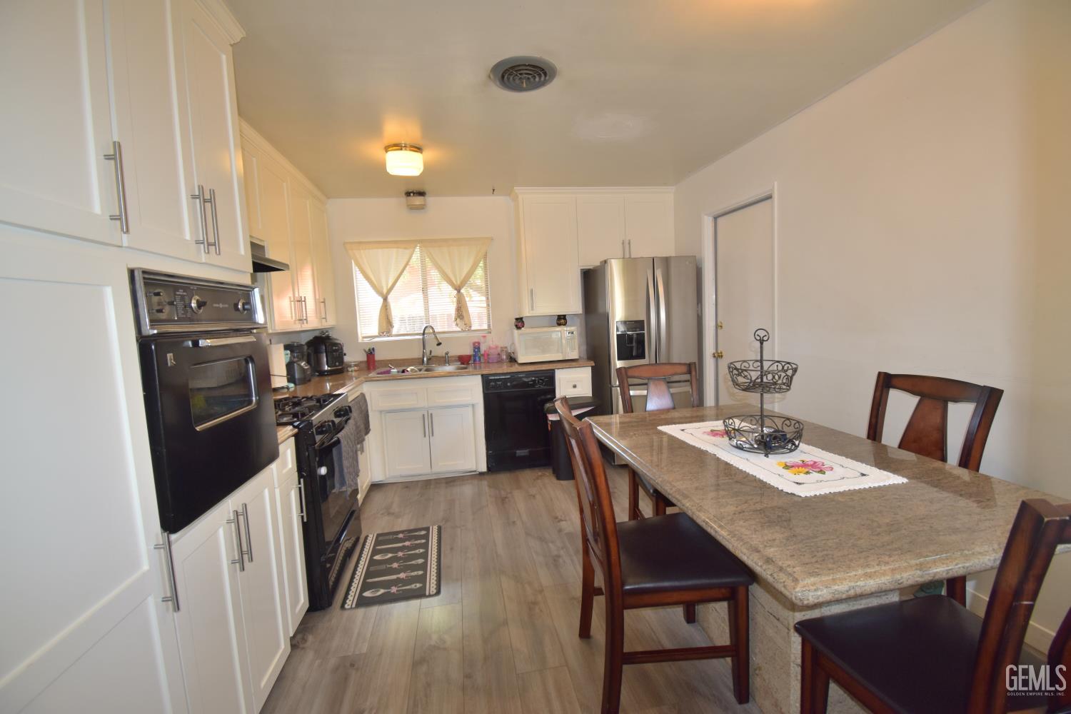 Single Family Residence in Bakersfield, photo 4 of 15