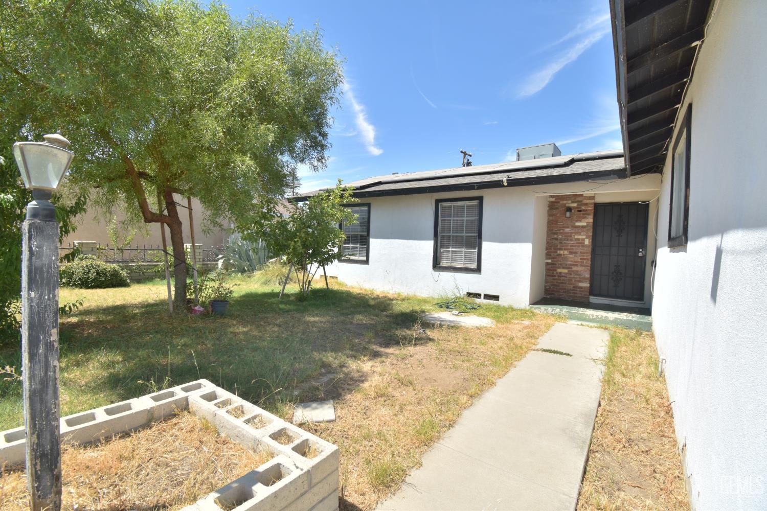 Single Family Residence in Bakersfield, photo 3 of 15