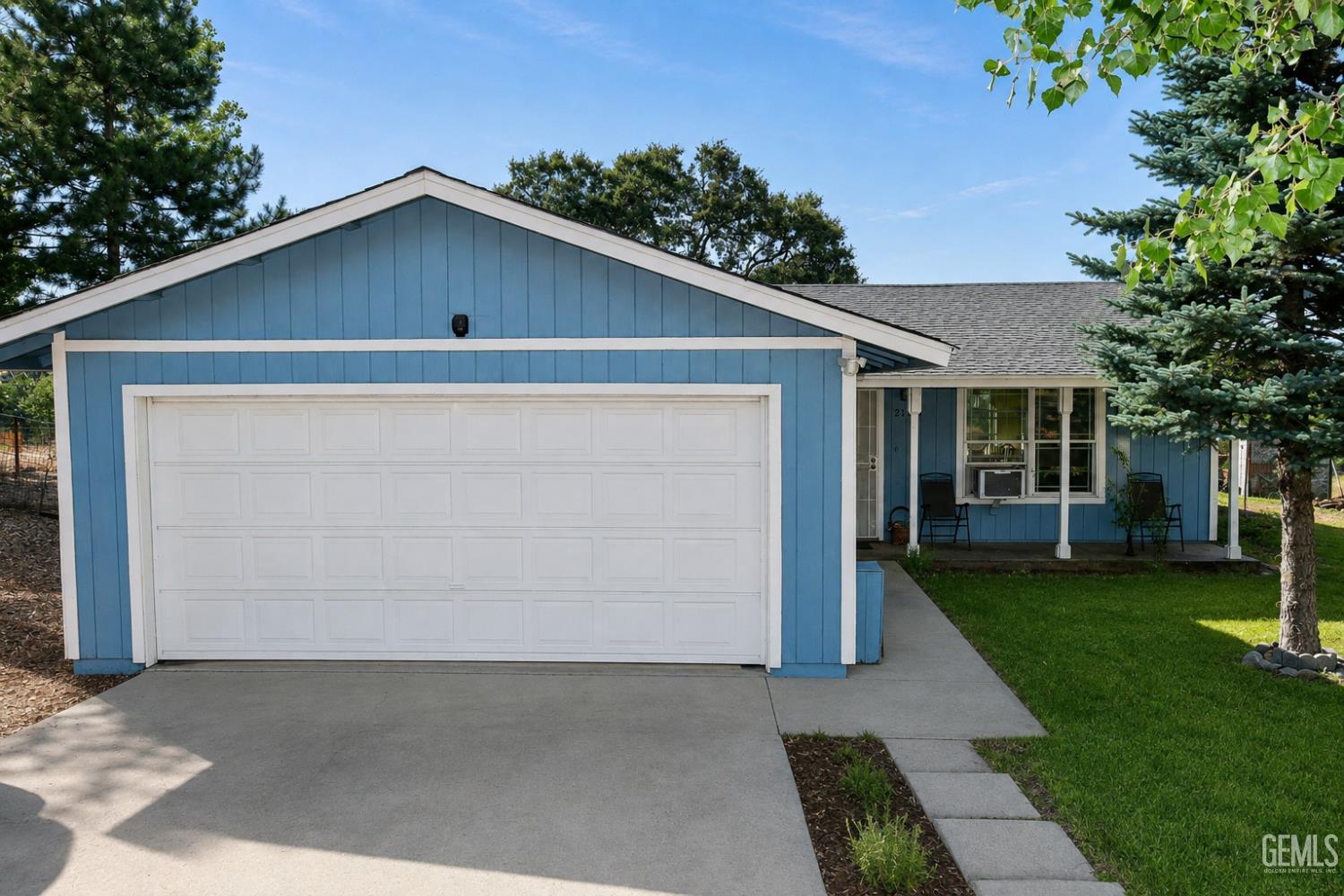 Single Family Residence in Tehachapi, photo 2 of 16
