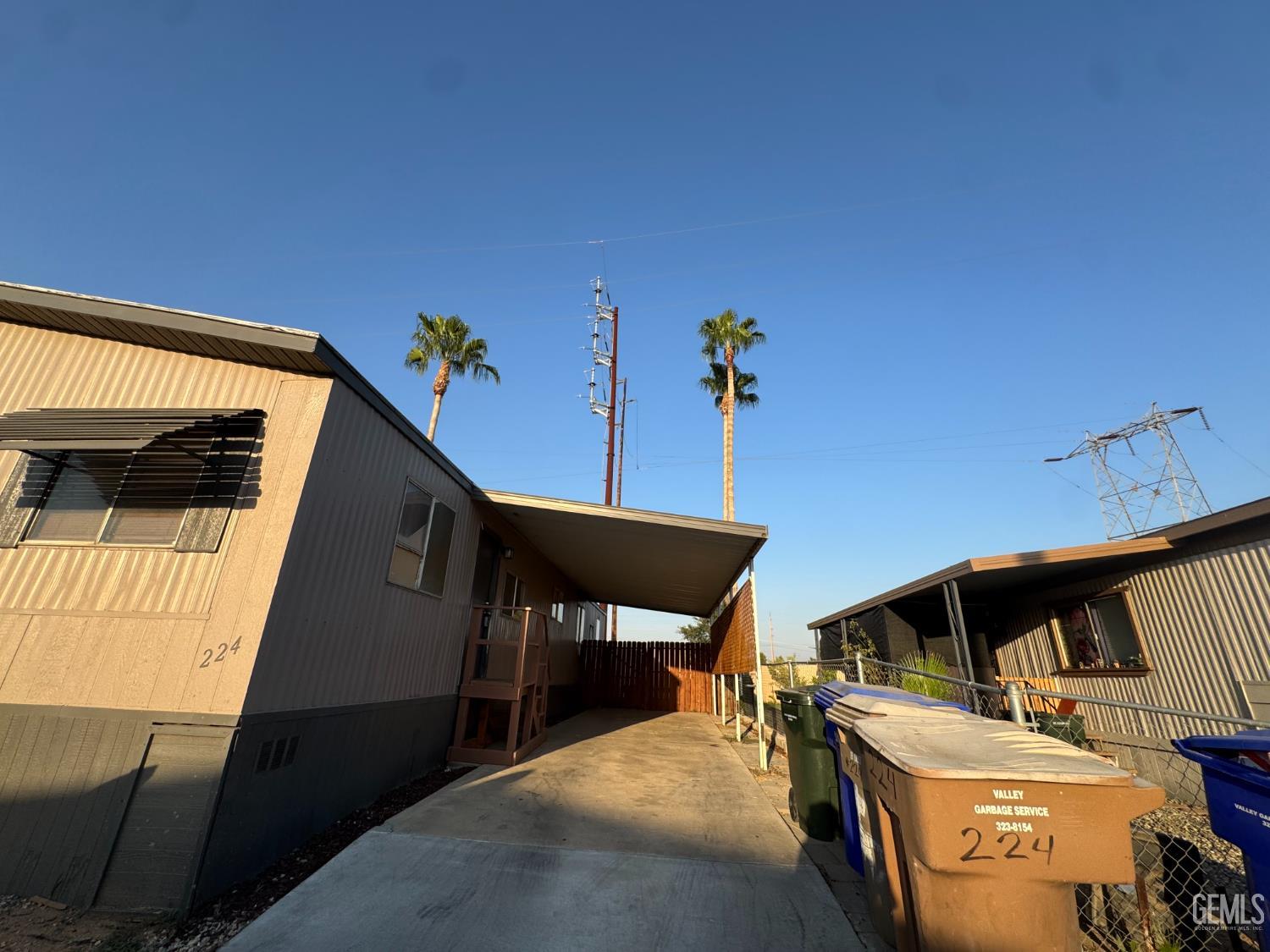 Manufactured Home in Bakersfield, photo 2 of 22