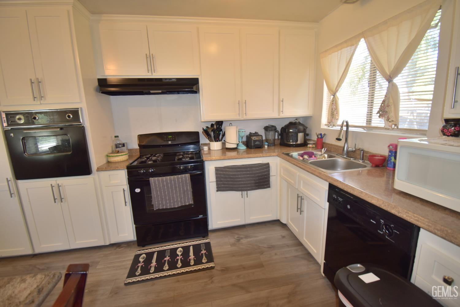 Single Family Residence in Bakersfield, photo 5 of 15
