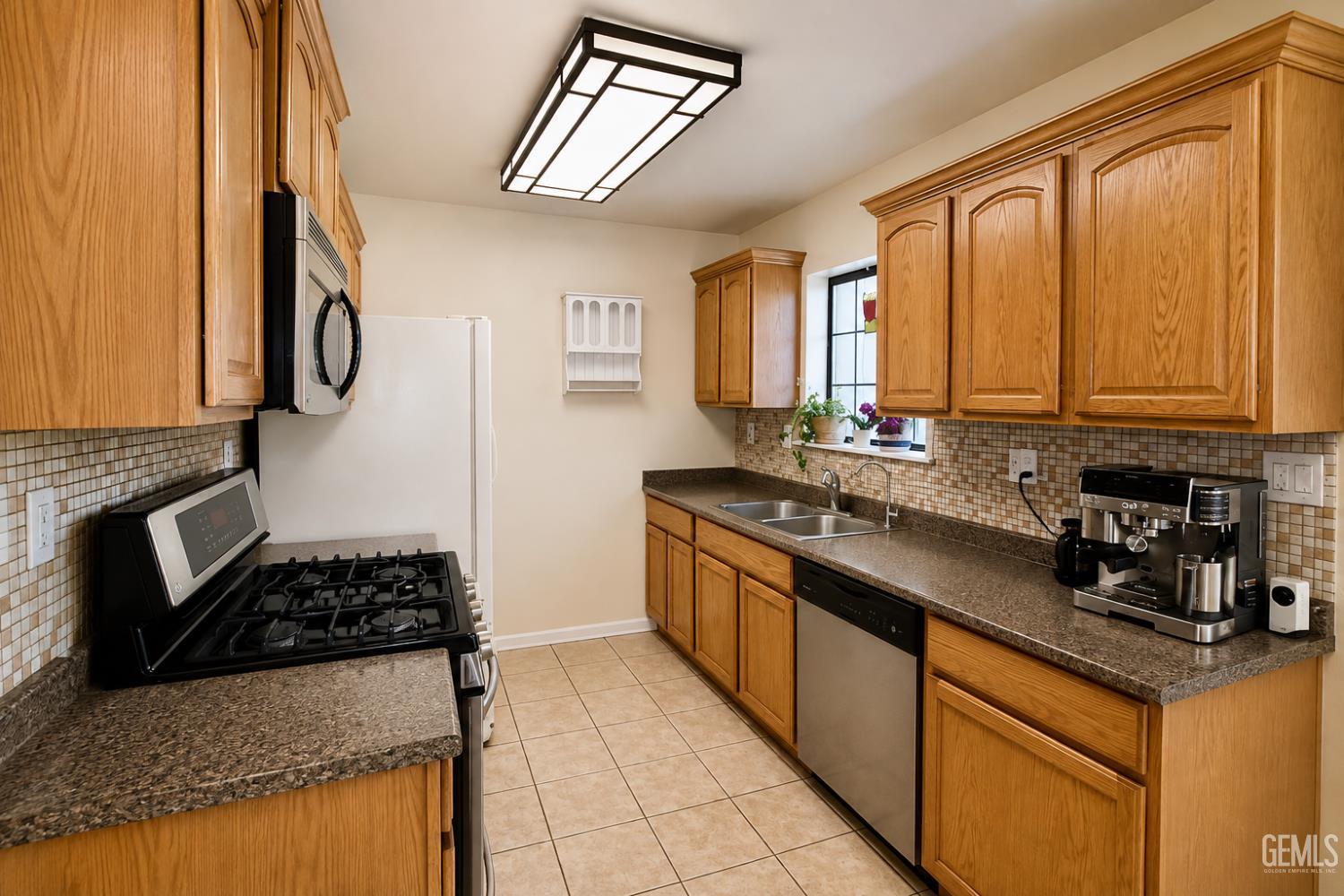 Single Family Residence in Tehachapi, photo 5 of 16